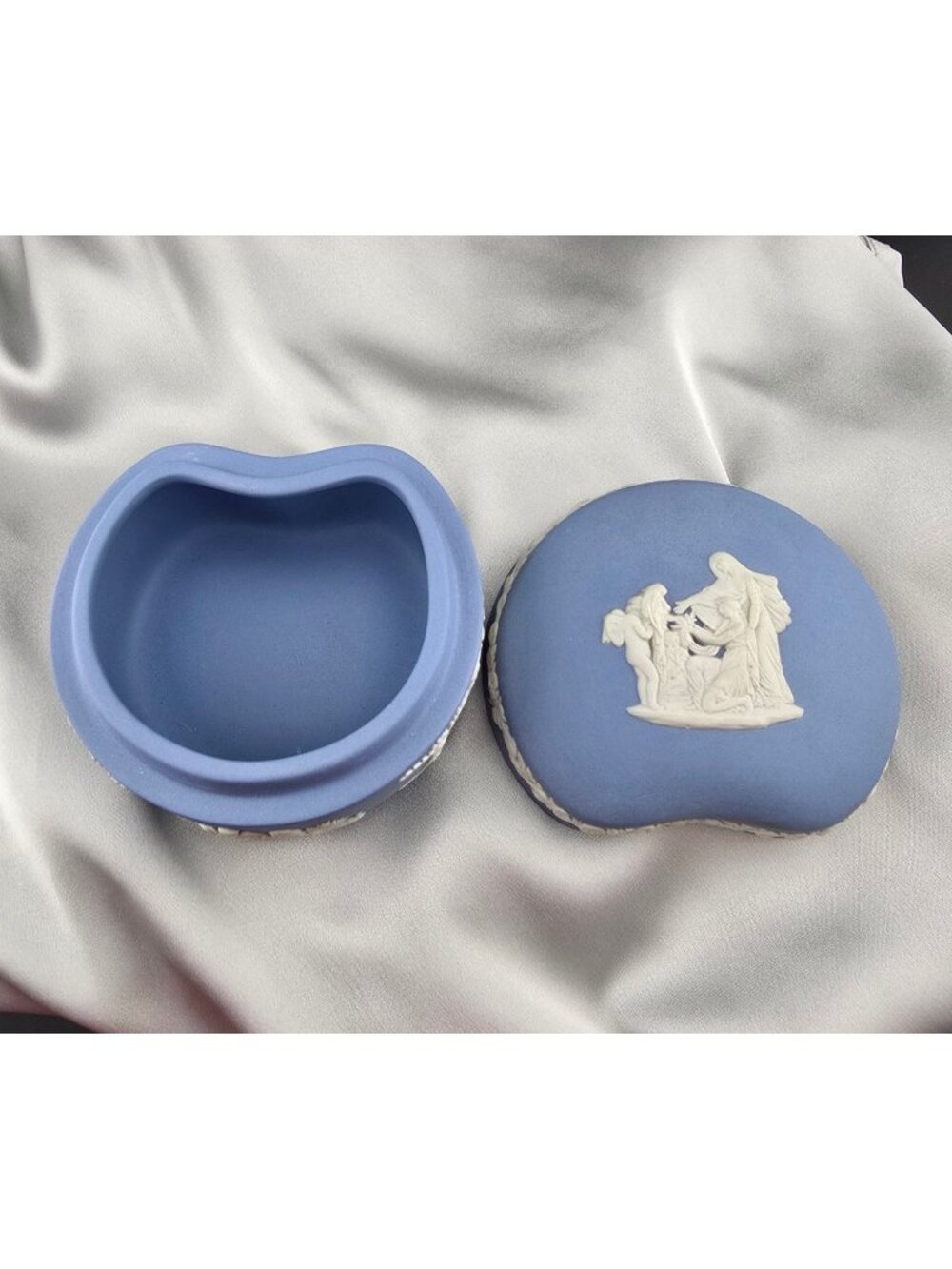 Wedgewood Blue Cupid Oracle Relief Kidney-Shaped Trinket Box - Picture 7 of 12